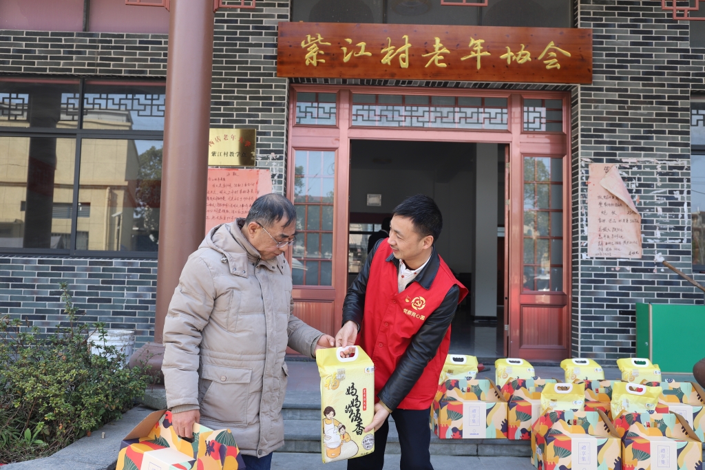 暖春意，敬老情-开云官方网页_开云（中国）多年坚持慰问孤寡老人